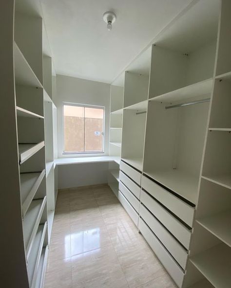 10 X 7 Walk In Closet, First Home Pictures, Sleeping Room Design, Closet Small Bedroom, Closet Design Layout, Sleeping Room, Closet Room, Master Room, Small Closet