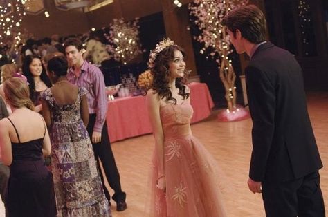 Geek Charming, Champagne Homecoming Dresses, Disney Channel Movies, Cute Homecoming Dresses, Old Hollywood Movies, Sarah Hyland, Movie Couples, Short Homecoming Dress, Tv Movie