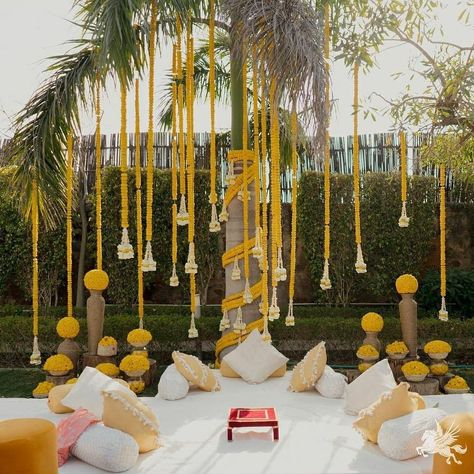 Simple and classy terrace & rooftop haldi decoration ideas Simple Outdoor Haldi Decor, Haldi At Home Decor, Traditional Haldi Decoration, Beach Side Haldi Decor, Indian Haldi Decorations, Backyard Haldi Decor, Pool Side Haldi Decor, Outdoor Haldi Decoration, Haldi Ceremony Decorations Outdoor