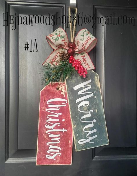 Christmas Door Hangers, Wooden Rounds, 2x4 Crafts, Cricket Crafts, Chalk Ideas, Circuit Crafts, Creative Wreaths, Wooden Christmas Crafts, Door Decs