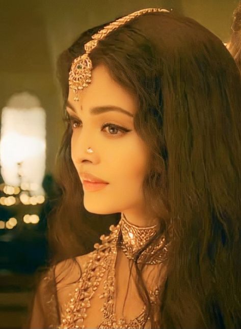 Aishwarya Rai Traditional Look, Paro Devdas Aishwarya Rai, Jiya Core, Aishwarya Rai Aesthetic, Aishwarya Rai Pictures, Indian Dress Up, 90s Bollywood Aesthetic, Royalty Aesthetic, Indian Dresses Traditional