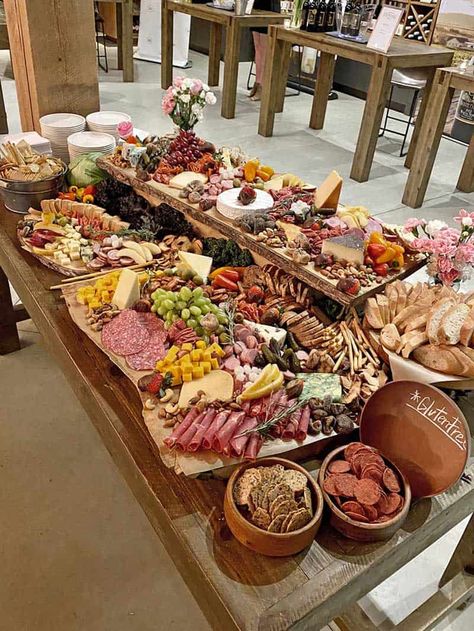 Board Presentation Ideas, Easy Charcuterie Board, Cheese Board Diy, Easy Charcuterie, Board Presentation, Charcuterie Board Wedding, Diy Wedding Food, Wedding Buffet Food, Food Garnish