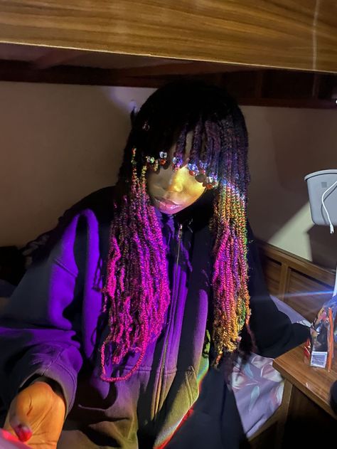 Kinky hair with beaded bangs Marley Twists With Bangs, Afro Alternative Hair, Short Braids With Bangs, Multi Color Locs, Alternative Hairstyles Black Women, Knotless Braids With Bangs, Locs With Bangs Black Women, Braids With Bangs For Black Women, Alternative Braids