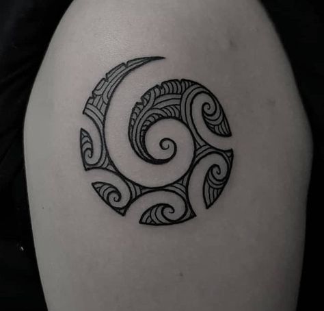 Small Maori Tattoo Designs, Simple Maori Tattoo, Koru Tattoo Woman, Minimalist Maori Tattoo, Polynesian Tattoo Minimalist, Minimalist Polynesian Tattoo, Maori Wave Tattoo, Ta Moko Women Arm, Koru Tattoo Design