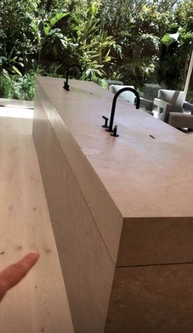 Kim Kardashian Gave Us A Brief Look At Her Bathroom Balcony And It's Just Another Ridiculous Detail About Her House That Has Me Feeling Poor Kim Kardashian Bathroom, Kim And Kanye House, Minimal Vanity, Kim Kardashian House, Kim Kardashian Home, Kim Kanye, Kim House, Kardashian Home, Her Bathroom