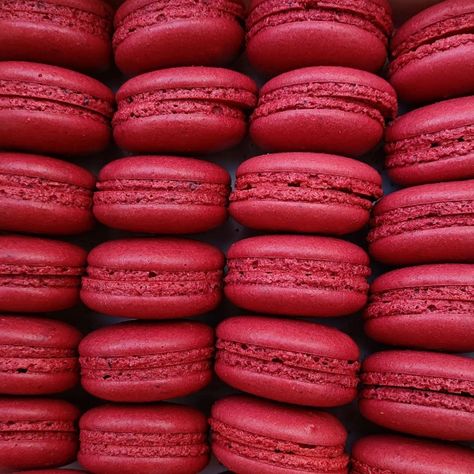 Macaron Wallpaper, Red Macarons, Macaroons Wedding, Raspberry Macaroons, Raspberry Torte, Le Macaron, French Patisserie, Red Aesthetic, Macaroons