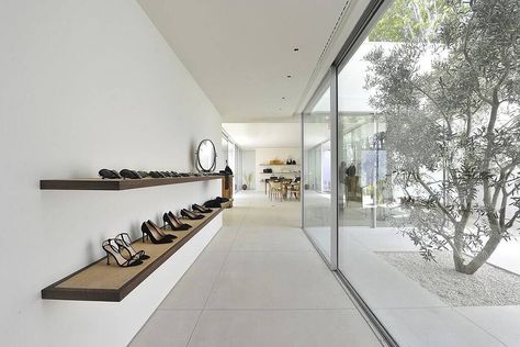 The Row's first flagship store embodies the essence of California Modernism by blending interior and exterior spaces. The gallery-like interior is retail-focused with a residential-infused spirit and includes sitting areas with fireplaces, foyer, galleries, and several distinct courtyards. The Row Store, Melrose Place, Retail Store Design, Ashley Olsen, Retail Interior, Minimalism Interior, Store Interior, Mary Kate, Commercial Interiors