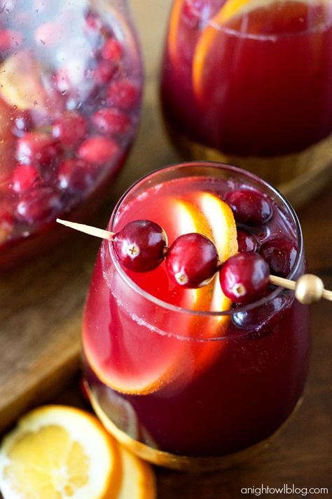 Cranberry sangria with ginger ale...I will try this with half the alcohol since I do not like red wine... Cranberry Sangria, Non Alcoholic Sangria, Easy Sangria Recipes, Winter Sangria, Holiday Sangria, Holiday Cocktail, Cocktail Recipes Easy, Sangria Recipes, Holiday Cocktails