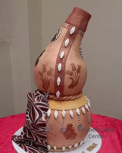 A traditional pot and gourd design Calabash Cake African Weddings, Ruracio Cake Designs, African Lobola Cakes, Calabash Cake, Traditional Cake Designs, Traditional Cakes Wedding African, African Wedding Cakes, African Cake, Cake Themes