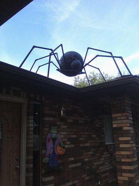 HUGE PVC SPIDER! Would be awesome when I have a house! I love decorating for Halloween!!! Large Outdoor Spider Diy, Pvc Spider, Spider Ideas, Pvc Crafts, Haunted Trail, Spider House, Outside Halloween Decorations, Big Spiders, Halloween Spider Decorations