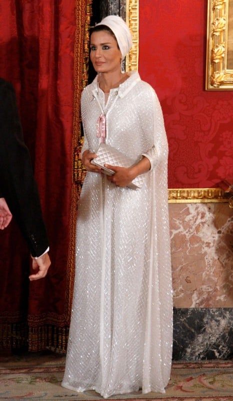 Sheika Mozah, Wealth Inspiration, Sheikha Mozah, Regal Style, Stile Hijab, Style Royal, Stephane Rolland, Haute Couture Dresses, Chanel Couture