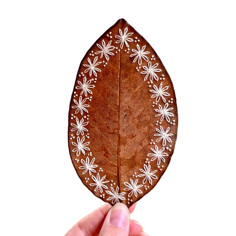 Dry Leaf Art, Crochet Prayer Shawls, Autumn Leaves Craft, Leaf Projects, Daisy Stitch, Leaf Artwork, Embroidery Leaf, Lazy Daisy Stitch, Embroidered Leaves