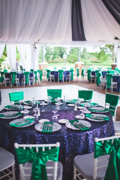 Emerald green and navy- just LOVE this color palette! // Planned by Antonia Christianson Events, photo by Trivium Studio, via http://theeverylastdetail.com/modern-elegant-emerald-navy-wedding/ Jamaica Theme Wedding, Wedding Colors Emerald, Navy Weddings, Emerald Green Wedding Theme, Virginia Beach Wedding, Verde Jade, Jamaica Wedding, Blue Tablecloth, Sea Wedding