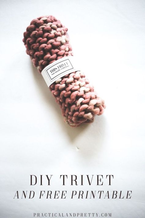 Knitting a trivet is literally one of the easiest knitting projects you can do and so I made you a free printable to gift them away! Chunky Knit Trivet Pattern, Knit Trivet, Trivets Diy, Cozy Ideas, Diy Knit, Knitted Washcloths, Easy Knitting Projects, Diy Yarn, Potholder Patterns