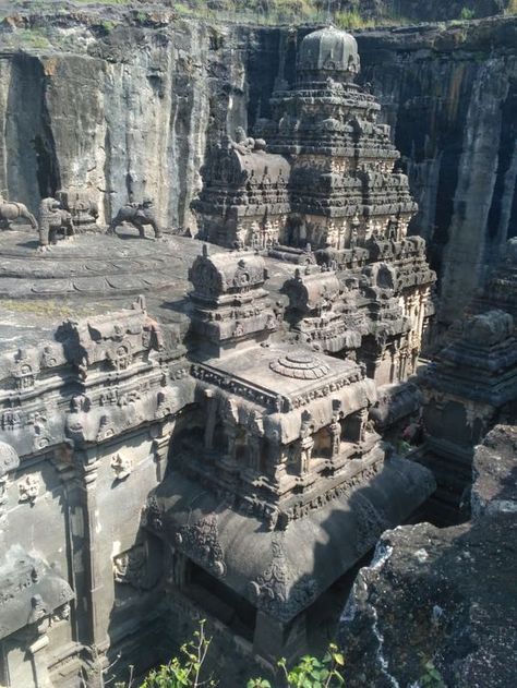 Estimated to be ~10,000 yrs old. Kailash Temple, Ellora Caves, India has been carved out of single rock, top-down (Yes, top-down!) Kailash Temple Ellora, Kailash Temple, Kailasa Temple, Ellora Caves, Residence Architecture, Indian Temple Architecture, Ancient Indian Architecture, Hindu Temples, Ancient Temple