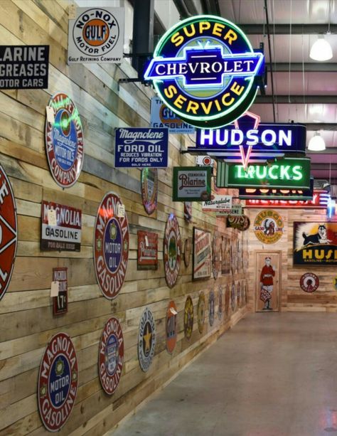 RARE Original Porcelain & Neon Signs! Garage Art Ideas, Retro Garage, Cool Garages, Ultimate Garage, Car Furniture, Barn Garage, Old Gas Stations, Modern Garage, Custom Garages