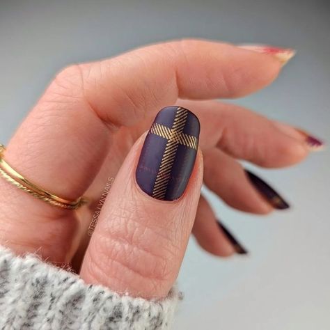 Maniology▪️Nail Stamping on Instagram: "Cozy Plaid 🍂⁠ A classic plaid print with the perfect orange copper blend polish to inspire your fall manicure! 🍁⁠ ⁠ 🤔 Tip: Using our Plaid Season stamping plate, line up your favorite layers to add even more dimension. With endless possible nail art, these timeless patterns are perfect year-round. ⁠ ⁠ 💅🏻 Mani x @tessa.lyn.nails⁠ 👀 Get the Look: Plaid Season (m336) stamping plate, Spiced Orange (b248) stamping polish" Quick Nail Designs, Houndstooth Nails, Nail Stamping Designs, Quick Nail, Thanksgiving Nail Designs, Thanksgiving Nail Art, Fall Manicure, Short Nails Art, Diva Nails