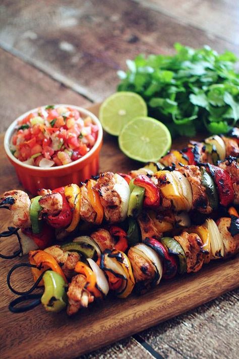 Marinated Chicken Fajita Kabobs Fajita Kabobs, Sommer Mad, Kebab Recipes, Chicken Fajita, God Mat, Kebabs, On The Grill, Chicken Fajitas, Slow Food