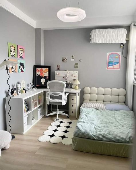 Small Room Design For 2 People, Room Plans Layout, Bilik Tidur Aesthetic, Kamar Aestethic, Bed And Desk Layout Small Room, Bedroom With Desk Layout, Ideas De Cuartos Aesthetic, Aesthetic Small Bedroom Ideas, Small Bedroom With Desk