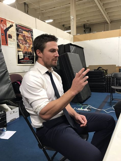 Stephen Amell, A Man, Twitter