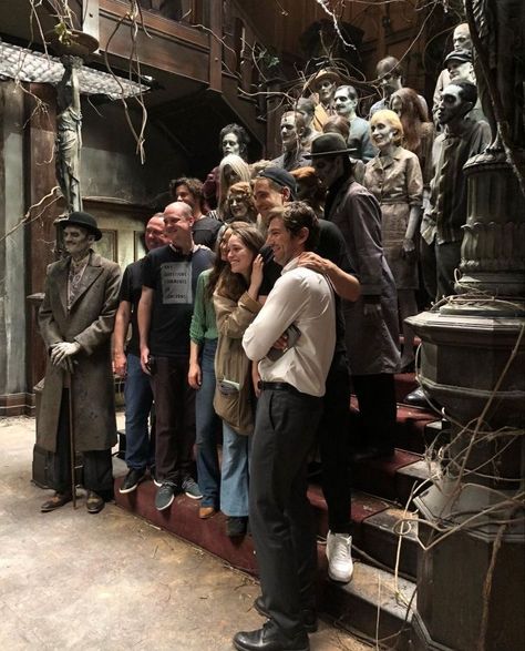 mike flanagan, carla gugino, victoria pedretti, oliver jackson-cohen, and michiel huisman Haunting Of Hill House Behind The Scenes, Steven Crain, Katie Douglas, Mike Flanagan, Terror Movies, Michiel Huisman, Oliver Jackson Cohen, Haunting Of Hill House, Victoria Pedretti