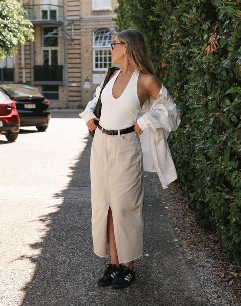 Drew Denim Midi Skirt (Latte) - 16 Midi Linen Skirt Outfit, Brown Denim Skirt Outfit, Linen Midi Skirt Outfit, Brown Midi Skirt Outfit, Midi Skirt Summer Outfit, Parisian Summer Style, White Denim Skirt Outfit, Linen Skirt Outfit, Cotton Skirt Outfit