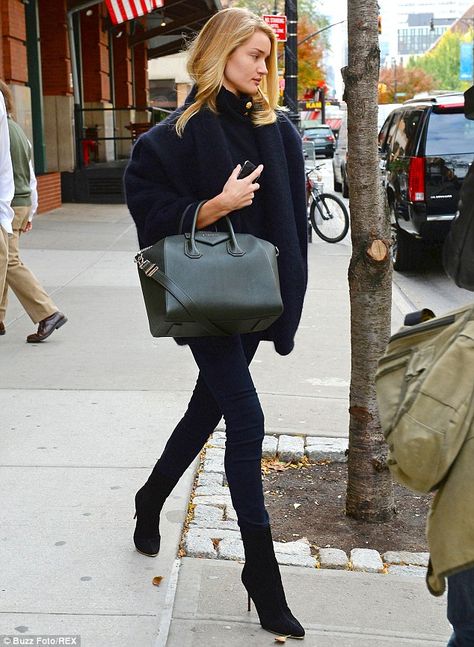 Rosie Huntington-Whiteley.. snug and sophisticated.. Balmain knitwear.. olive green Givenchy tote.. suede.. denim. Designer Work Bag, Balmain Sweater, Rosie Huntington Whiteley Style, Laura Bailey, Mode Tips, Poppy Delevingne, Anja Rubik, Sienna Miller, Mode Casual