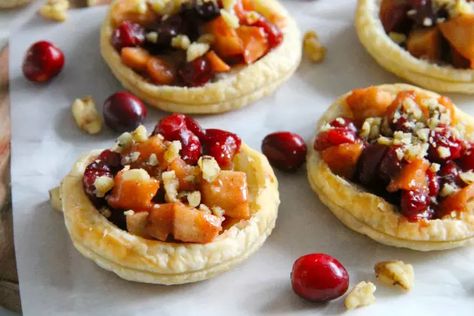 Cranberry Apple Walnut Tarts are easily the most delicious of fall desserts, and easy too. Puff pastry for the win. Walnut Puff Pastry, Pecan Puff Pastry, Cinnamon Graham Cracker Crust, Easy Homemade Desserts, Cranberry Tart, Apple Slab Pie, Winter Dessert Recipes, Apple Walnut, Tarts Recipe