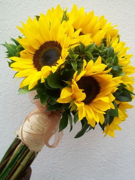 Simple sunflower bouquet Sunflower Wedding Bouquet, Yellow Sunflowers, Sunflower Bouquets, Colorful Bouquet, Fall Wedding Bouquets, Sunflower Wedding, Bride Bouquets, Mellow Yellow, Ikebana