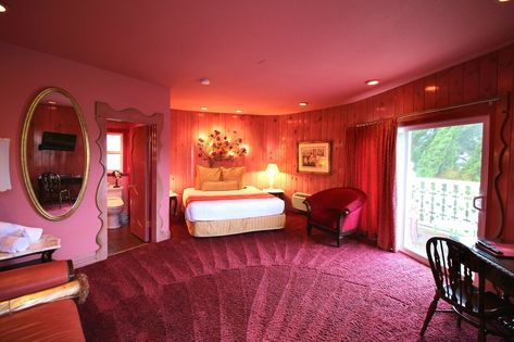 Madonna Inn Rooms, 70s Los Angeles, Aesthetic Hotel Room, Los Angeles Hotel, Themed Hotel Rooms, Aesthetic Hotel, Madonna Inn, Room Unique, Unique Hotels