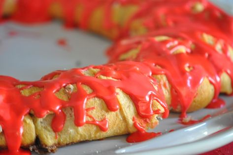 How To Make King Cake Recipe with Crescent Rolls - Easy King Cake Pink Desserts Easy, Pink Recipes, King Cake Recipe, Cream Cheese Crescent Rolls, Easy Easter Desserts, Healthy Bread Recipes, Mardi Gras Food, Pink Desserts, Easter Desserts Recipes