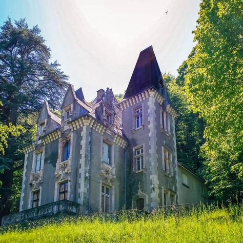 chateau for sale – Escapist To The Country Royale Aesthetic, Chateau For Sale, French Country Exterior, French Castle, Manor Homes, French Castles, Thermal Spa, Ski Town, French Architecture