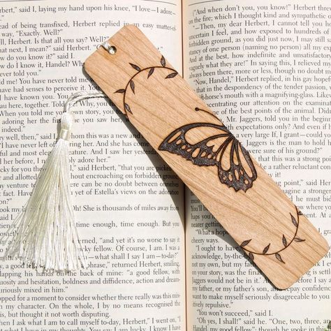 Pyrography Bookmark Ideas, Wood Burn Flowers Design, Woodburned Bookmarks, Wood Burning Bookmarks, Wood Burned Bookmarks, Simple Wood Burning Ideas, Wood Burning Templates, Simple Wood Burning Patterns, Painted Wooden Bookmarks