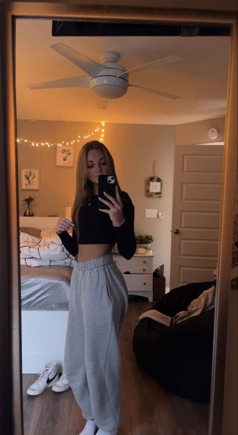 Cute Asthmatic Outfits, Sweatpants And Lululemon Shirt, February Outfit Inspo 2024, Going To The Movies Outfit Casual, Modest Cute Everyday Outfits, Comfy Shopping Outfit, Lazy Day Outfits Summer, Cozy Outfits For School, Comfy Date Night Outfit