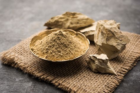 In recent years, bentonite clay has become increasingly popular as a natural solution for various health and beauty issues. #skincare #bentoniteclay #beauty #wellness #lifestyle Thicker Lips Naturally, 1st Aid Kit, Multani Mitti Face Pack, Ayurveda Herbs, Swollen Lips, Dry Out Pimples, Fullers Earth, Multani Mitti, Dark Underarms