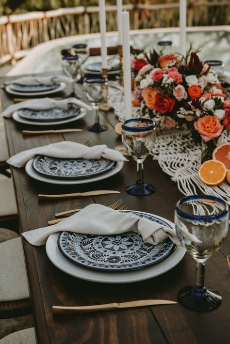 Mexican Place Setting, Spanish Style Wedding Table Decor, Mexican Dinner Table Setting, Mexican Garden Party Wedding, Wedding In Guadalajara, Spanish Style Table Setting, Mexican Glam Wedding, Mexican Inspired Table Setting, Hacienda Table Setting