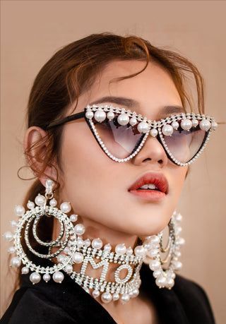 Diy Sunglasses, Embellished Sunglasses, Festival Sunglasses, Circle Sunglasses, Unique Sunglasses, Rock Girl, Pearl Earrings Wedding, Sunglasses Retro, White Sunglasses