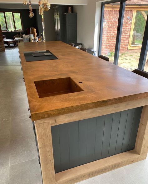 St/Stl Copper & Brass Worktops on Instagram: “A nice local job for us today in Bedfordshire with this large aged copper island worktop, complete with a fully welded copper sink and hob…” Copper Island Countertop, Copper Worktop, Copper Island, Dark Island, Open Plan Kitchen Diner, Island Countertops, Aged Copper, Copper Sink, Kitchen Diner