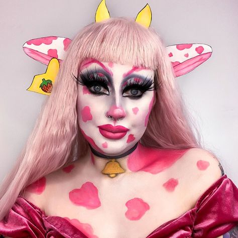 Wyntir Rose on Instagram: “Look 👀 at you strawberry cow 🍓🐮 you make me go wow 😮 I love 💓 it when you moo 🐮 my name - @star.style.wigs wig @houseofglamdolls pink…” Strawberry Cow Makeup, Cow Makeup Halloween, Farm Animal Costumes, Cow Halloween, Strawberry Cow, Amazing Halloween Makeup, Animal Costumes, Pink Cow, Stage Makeup