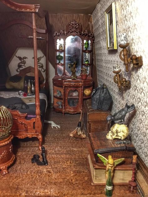 Witch Doll House, Miniature Haunted House Ideas, Spooky Doll House, Witches Dollhouse, Haunted Dollhouse Diy Ideas, Horror Dollhouse, Dollhouse Castle, Spooky Dollhouse, Witch Dollhouse