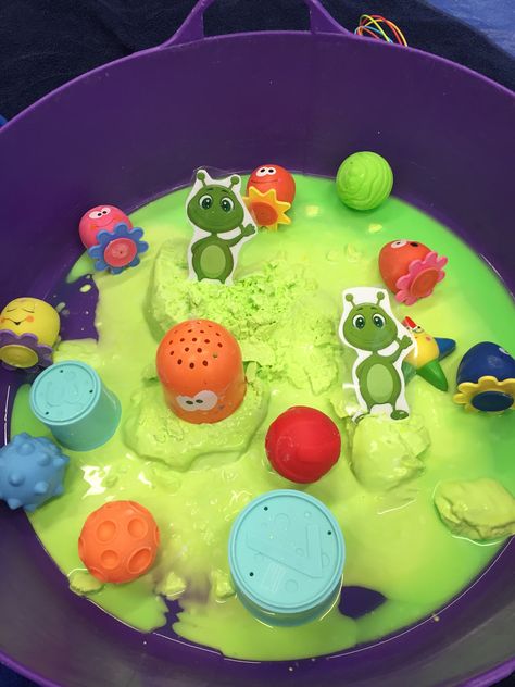 Alien Sensory Bin, Alien Tuff Tray, Space Tough Tray Ideas, Space Messy Play Ideas, Playdoh Tray, Space Sensory, Playgroup Ideas, Messy Play Activities, Eyfs Maths