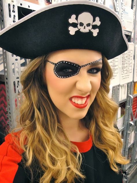 Pirate Makeup Women, Diy Pirate Costume For Women, Adult Pirate Costume, Homemade Pirate Costumes, Pirate Makeup, Pirate Costume Kids, Pirate Girl Costume, Pirate Costume Diy, Pirate Face