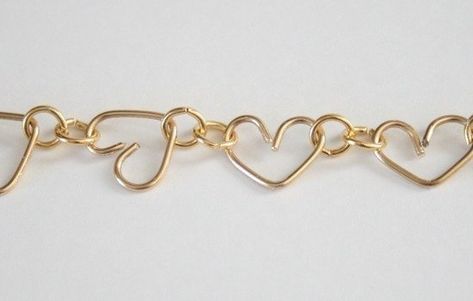 Jewelry Wire Heart Chain DIY ⋆ Dream a Little Bigger Diy Wire Chain, Wire Bracelet Tutorial, Chain Tutorial, Silver Wire Jewelry, Diy Wire Jewelry Rings, Heart Bangle Bracelet, Wire Jewelry Rings, Mom Bracelet, Wire Wrap Jewelry Designs