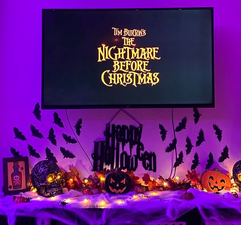 Halloween 90s Movies, Spooky Room, Nightmare Before Christmas Clothing, Movie Night With Friends, Halloween Living Room, Halloween 90s, Decorate For Halloween, Fall Room, Halloween Room