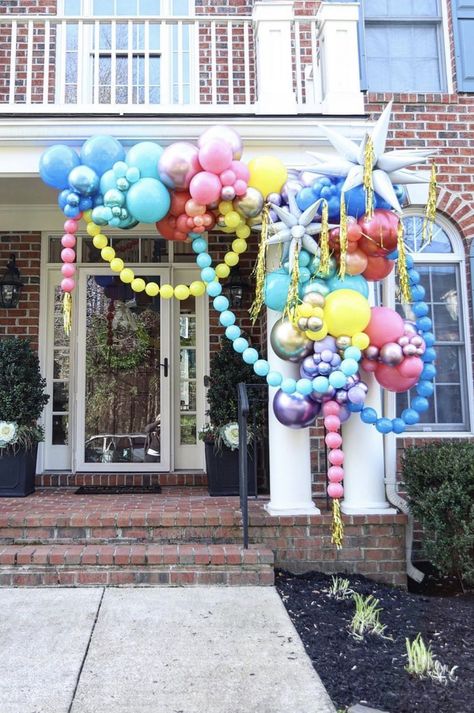 Balloon Garland Outside House, Huge Balloon Garland, Balloons Around Doorway, Baloon Ring Decorations, Front Door Balloon Arch, Balloon Entrance Arch, Balloons On Fence, Patio Balloon Decor, Front Door Balloon Garland