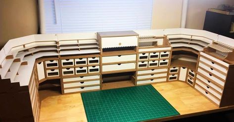 Dremel Workstation Ideas, Model Painting Station, Hobby Desk Work Stations, Hobby Room Design, Bureau D'art, Hobby Table, Painting Station, Hobby Desk, Desk Diy