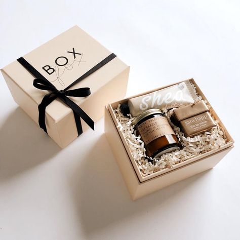 Beauty Box Gift, Client Gift Box, Gift Box Ideas, Săpunuri Handmade, Soya Mumu, Packaging Ideas Business, Small Business Packaging Ideas, Candle Gift Box, Handmade Packaging