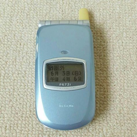 Decorated Flip Phone, Cute Electronics, Flip Phone Decoration, Flip Phone Reference, Docomo Flip Phone, Japanese Flip Phone, Old Flip Phone, Y2k Items, Chao Garden