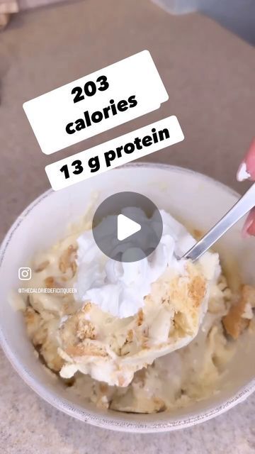 The calorie deficit queen - Kacy Allensworth on Instagram: "It’s two banana pudding bowls and they are low cal and high protein!  & super delicious!  203 cals  13g protein   Screenshot that last frame for list of ingredients, blend and freeze for 1 hour.  If you freeze too long you have to let it thaw.   #Caloriedeficit #lowcalorie #lowcalorierecipes #lowcaloriemeals #lowcaloriesnacks #weightloss #weightlosscoach #thecaloriedeficitqueen #fit #healthy #4mfit #lowcal #bodycomp #bodycomposition #fit #bananapudding" Low Calorie Banana Pudding, Protein Pudding Recipe, Low Cal Dessert, Ww Meals, High Protein Desserts, Protein Pudding, High Protein Low Calorie, Cottage Cheese Recipes, Protein Desserts