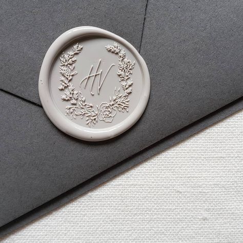 224 Me gusta, 8 comentarios - Wedding Planner | Calligrapher (@krisannaelizabeth) en Instagram: "Fir branches, smilax + peonies for this custom wax seal crest. ♡ _____  #krisannaelizabethdesign…" Wax Seal Ideas, Wax Seal Initials, Monogram Wax Seal, Wedding Stationary Design, Wax Seal Wedding, Wax Seal Stamp Wedding, Wedding Wax Seal, Custom Wax Seal, Stamp Maker